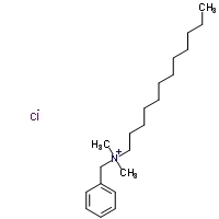 Como o cloreto de benzalcônio é usado como bactericida e inibidor de corrosão em sistemas de injeção de água em campos petrolíferos e indústrias petroquímicas?